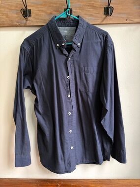 Men's Classic Navy Long-Sleeve Button-Down Shirt